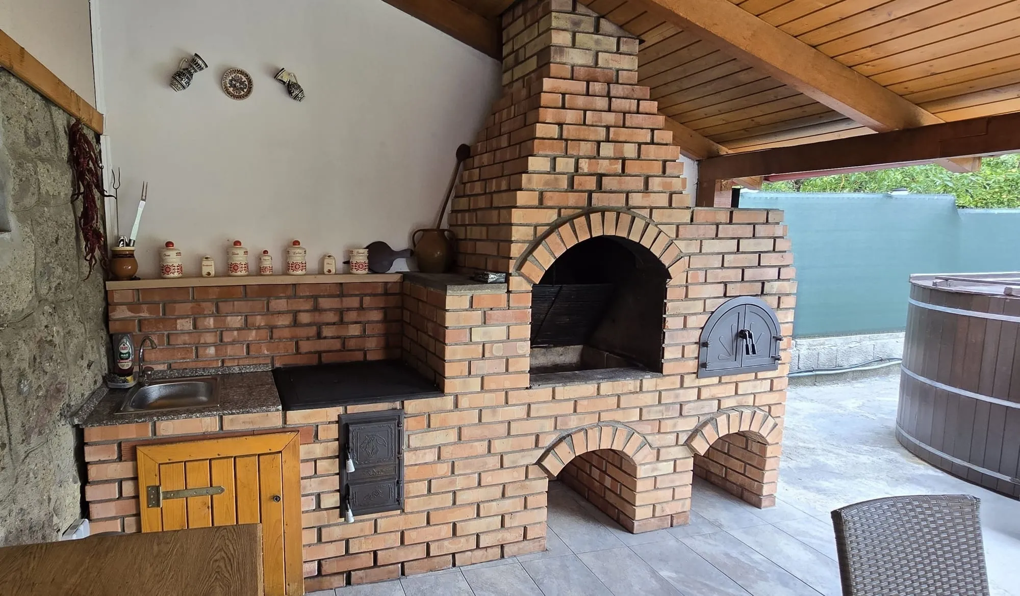 Grill & Holzofen — Casa Korona guesthouse, Eremitu near Sovata
